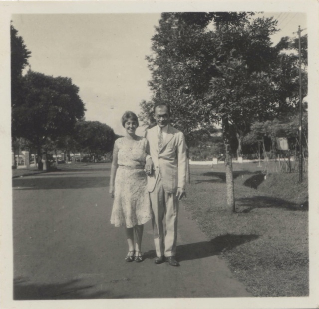 1931: Ouders Eida Tan-Schepers en Tan Sin Hok wandelend op de Dagoweg in Bandoeng