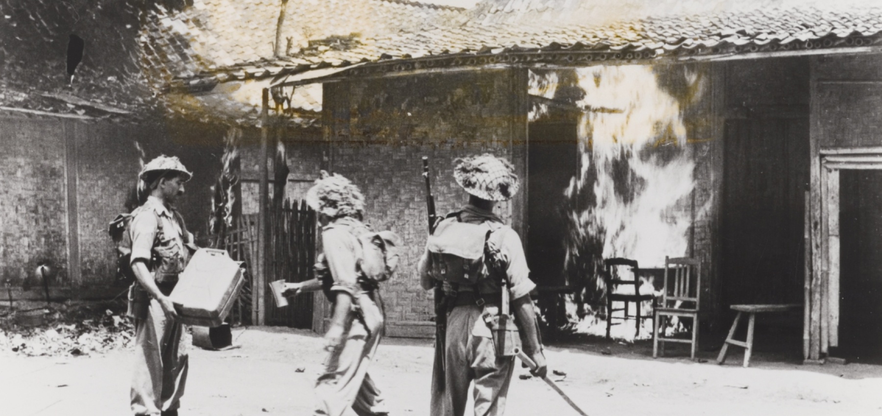 Soldiers from the British Indian Army set fire to houses in Bekasi (West-Java). Picture: NIMH